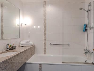 bathroom - hotel break sokos flamingo - vantaa, finland