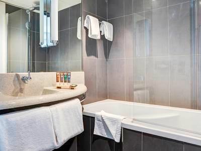 bathroom - hotel novotel senart golf de greenparc - st pierre du perray, france