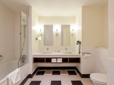 bathroom - hotel radisson blu marne la vallee - paris disneyland, france