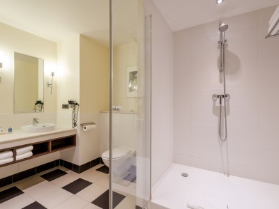 bathroom 1 - hotel radisson blu marne la vallee - paris disneyland, france