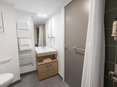 bathroom - hotel the originals residence aix schuman - aix en provence, france