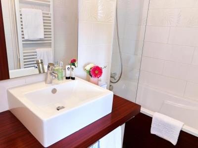 bathroom - hotel logis grand hotel d'orleans - albi, france