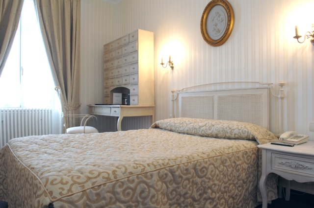 bedroom - hotel de france - angers, france