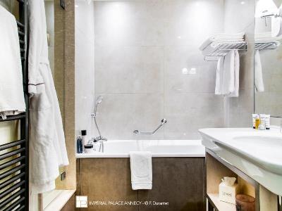 bathroom 2 - hotel l'imperial palace - annecy, france