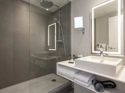bathroom - hotel novotel annecy centre atria - annecy, france