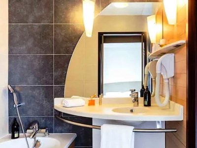 bathroom - hotel aparthotel adagio annecy centre - annecy, france