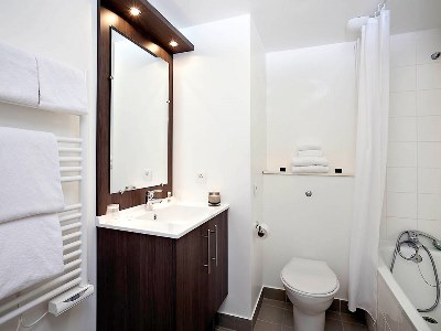 bathroom - hotel aparthotel adagio access paris asnieres - asnieres sur seine, france