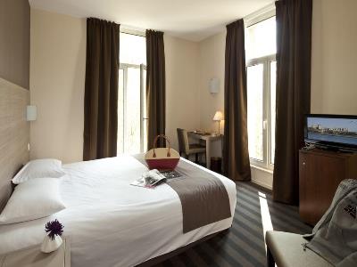 bedroom 1 - hotel bristol - avignon, france
