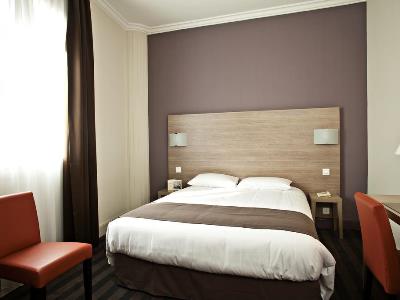 bedroom - hotel bristol - avignon, france