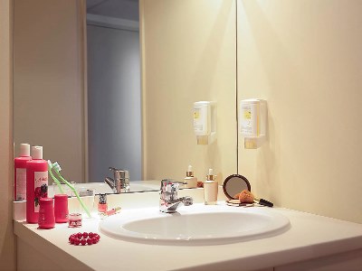 bathroom - hotel aparthotel adagio access avignon - avignon, france