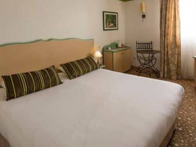 bedroom - hotel best western plus le lavarin - avignon, france