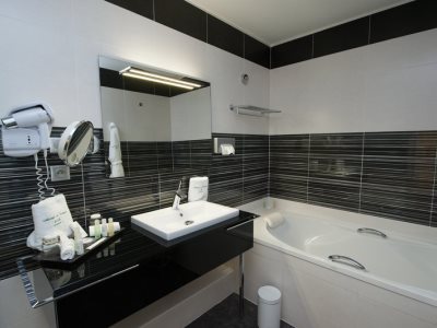 bathroom 1 - hotel auberge de cassagne and spa - avignon, france