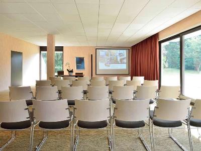 conference room - hotel novotel bayeux - bayeux, france