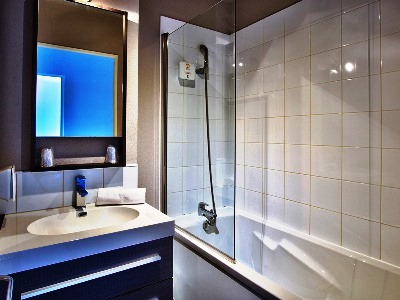 bathroom - hotel adonis bayonne - bayonne, france