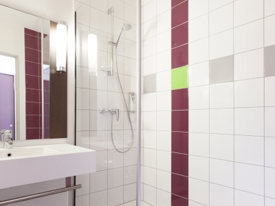 bathroom - hotel ibis styles beaune centre - beaune, france