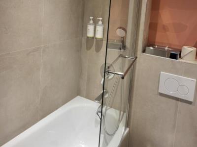 bathroom - hotel best western plus au grand saint jean - beaune, france