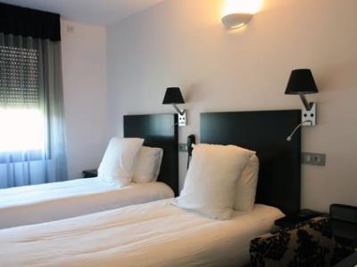 standard bedroom - hotel henry ii - beaune, france