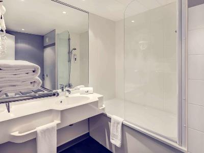 bathroom - hotel ibis styles beauvais - beauvais, france