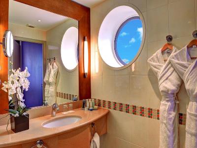 bathroom - hotel radisson blu - biarritz, france