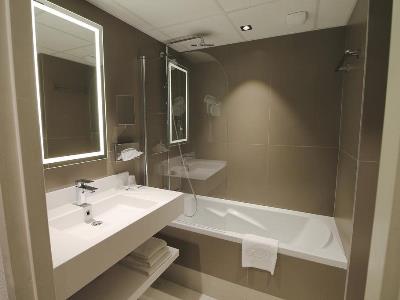 bathroom - hotel mercure blois centre - blois, france