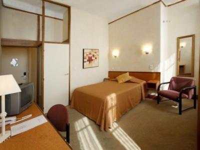 standard bedroom 2 - hotel de normandie - bordeaux, france