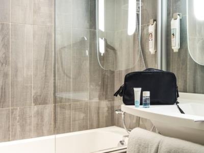 bathroom - hotel ibis centre gare st jean euratlantique - bordeaux, france