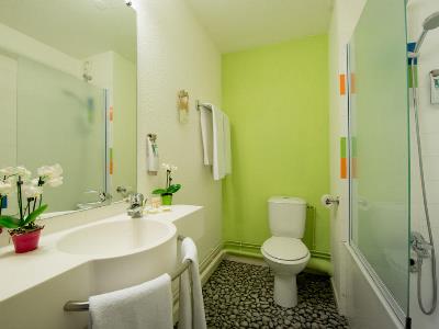 bathroom - hotel ibis styles bordeaux gare saint jean - bordeaux, france