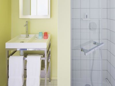bathroom - hotel mama shelter bordeaux - bordeaux, france