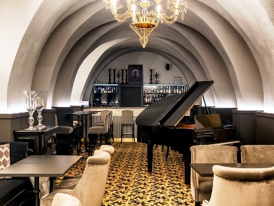 bar - hotel hotel du roi by sowell collection - carcassonne, france