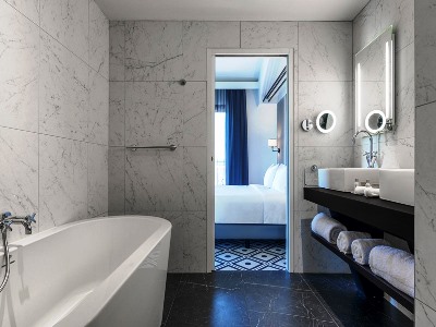 bathroom - hotel hotel du roi by sowell collection - carcassonne, france