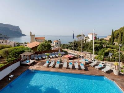 outdoor pool - hotel best western la rade - cassis, france