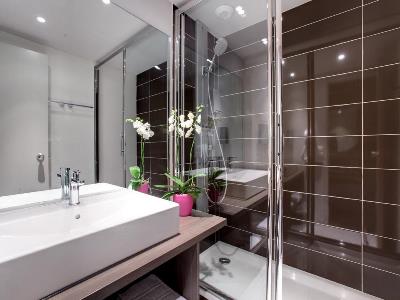 bathroom - hotel best western alexander park - chambery, france