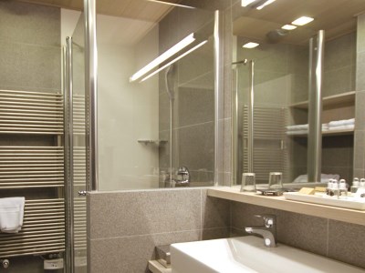 bathroom 1 - hotel richemond - chamonix, france