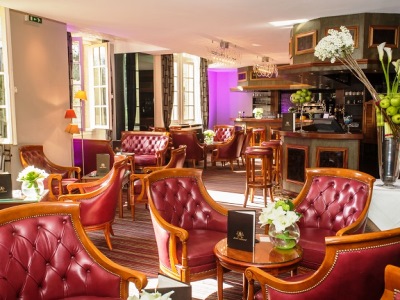 bar - hotel chateau de montvillargenne - chantilly, france