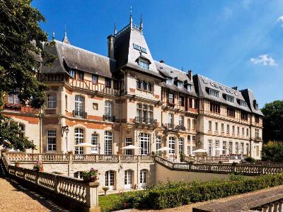 exterior view - hotel chateau de montvillargenne - chantilly, france