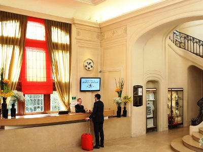 lobby - hotel chateau de montvillargenne - chantilly, france