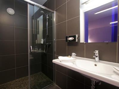 bathroom - hotel best western san benedetto - cholet, france