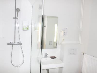 bathroom - hotel ibis styles clermont fd gare - clermont ferrand, france