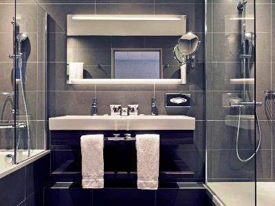 bathroom - hotel mercure clermont ferrand centre jaude - clermont ferrand, france
