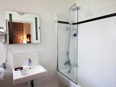 bathroom - hotel albert elisabeth gare sncf - clermont ferrand, france