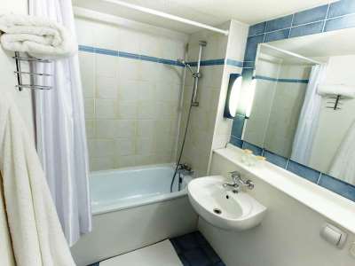 bathroom 1 - hotel campanile dijon centre - gare - dijon, france