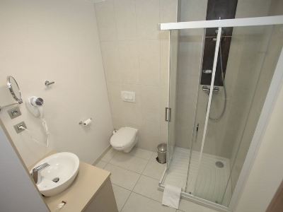 bathroom - hotel appart'hotel odalys les cordeliers - dijon, france