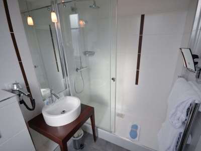 bathroom - hotel kyriad prestige dijon centre - dijon, france