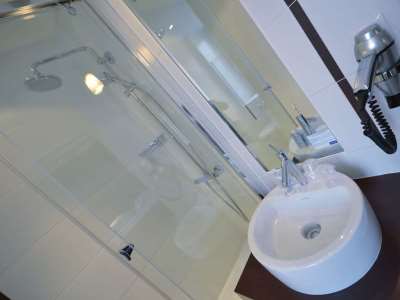 bathroom 2 - hotel kyriad prestige dijon centre - dijon, france