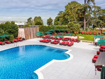 outdoor pool - hotel hilton evian-les-bains - evian les bains, france
