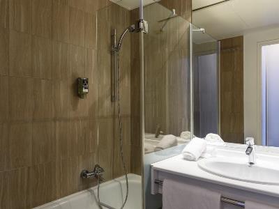 bathroom - hotel mercure thalassa port frejus - frejus, france