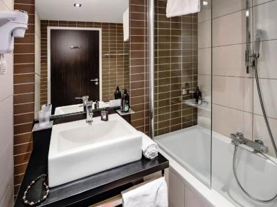 bathroom - hotel aparthotel adagio grenoble centre - grenoble, france