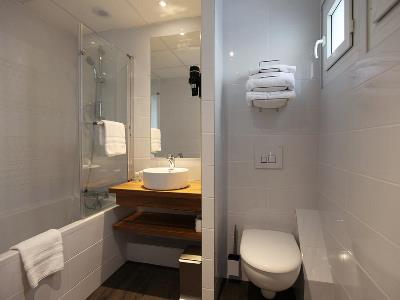 bathroom - hotel best western de paris - laval, france