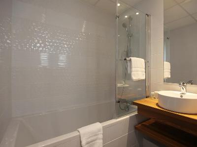bathroom 1 - hotel best western de paris - laval, france