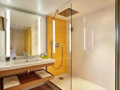 bathroom - hotel mercure centre bassin du commerce - le havre, france